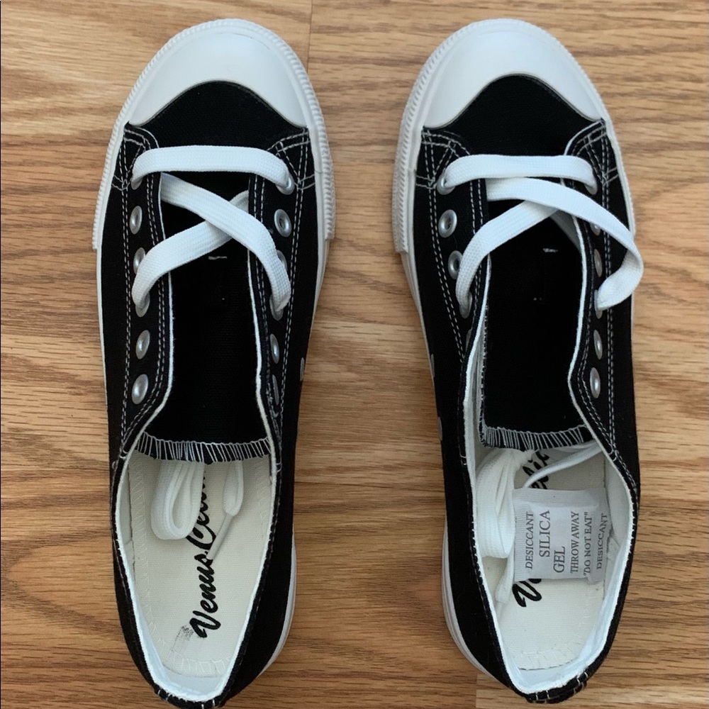 NIB Venus Celia Canvas Women’s Sneaker. Size: 6.5. Black